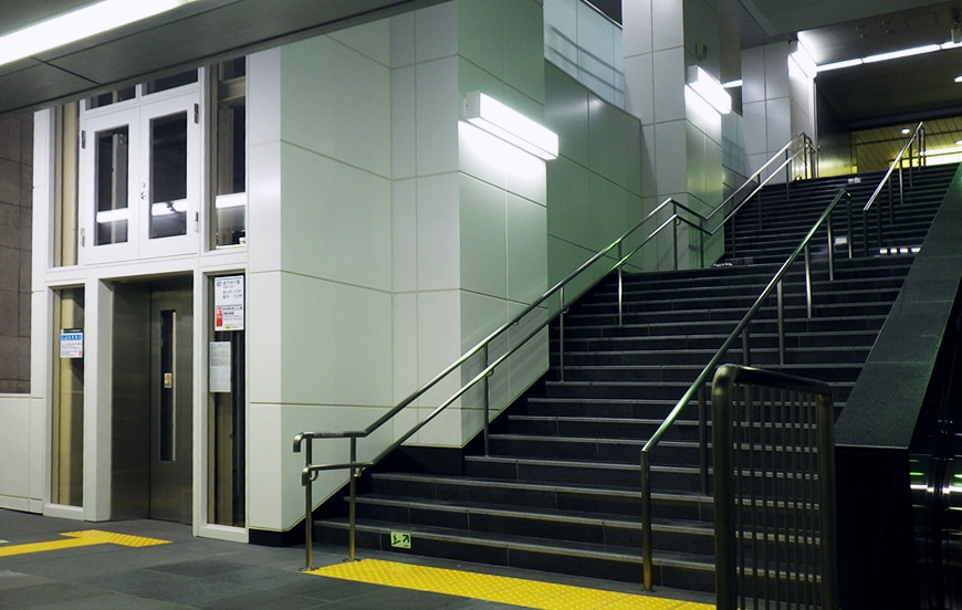 東京都 新宿西口駅EV